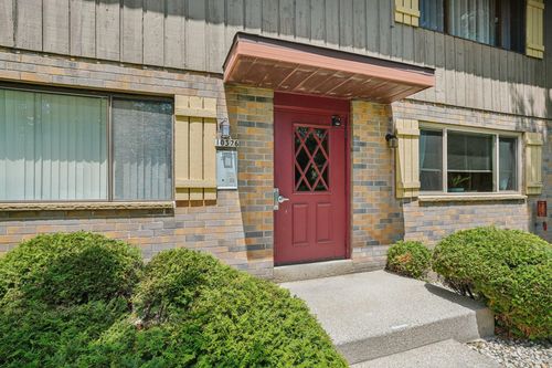 10376 W Whitnall Edge Ct, Franklin, WI, 53132-2820 | Card Image