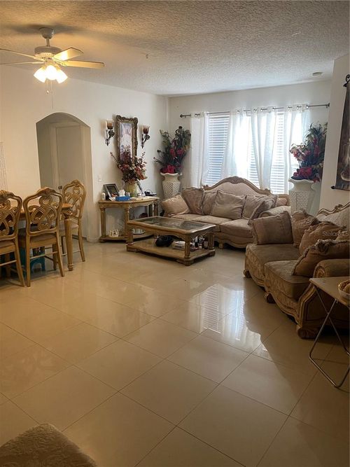 10-5560 Metrowest Blvd, ORLANDO, FL, 32811-2461 | Card Image