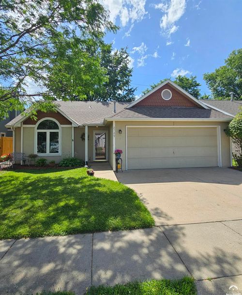 2729 Meadow Pl, Lawrence, KS, 66047-3229 | Card Image