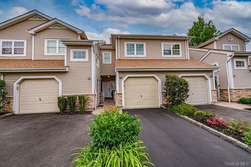 34 Carriage Ln, Plainview, NY, 11803-1526 | Card Image