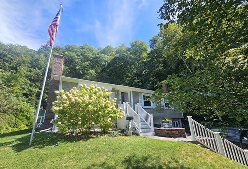 84 Woodland St, Holyoke, MA, 01040-1616 | Card Image