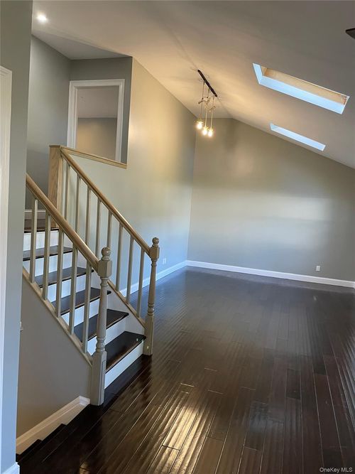 10 Berry Ct, Huntington Station, NY, 11746-3804 | Card Image