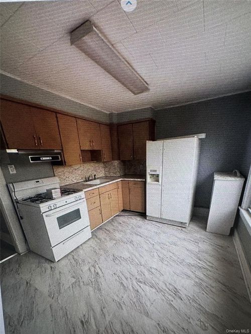 66 Clinton Ave, Monticello, NY, 12701-2106 | Card Image