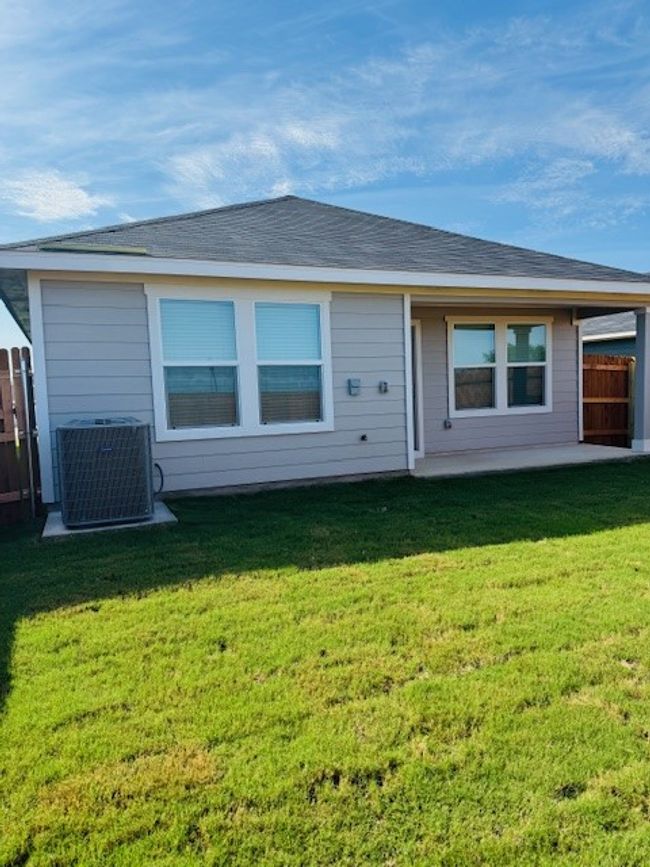 409 Sandringham Loop, House other with 3 bedrooms, 2 bathrooms and 2 parking in Uhland TX | Image 6