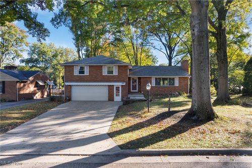 404 Cordelia St Sw, North Canton, OH, 44720-3524 | Card Image