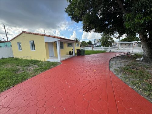685 Se Park Dr, Hialeah, FL, 33010-5650 | Card Image