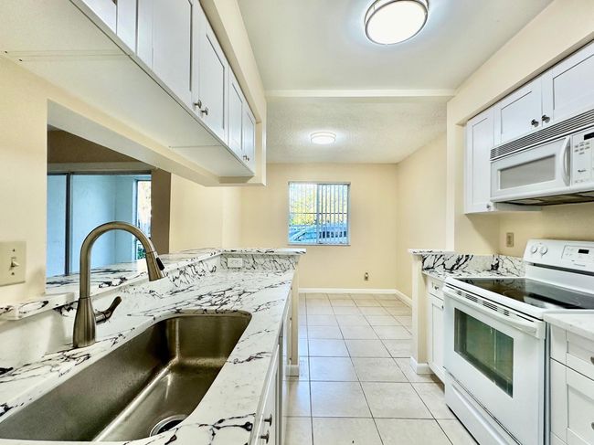 APT-818 - 9833 Westview Dr, Condo with 2 bedrooms, 2 bathrooms and null parking in Coral Springs FL | Image 5