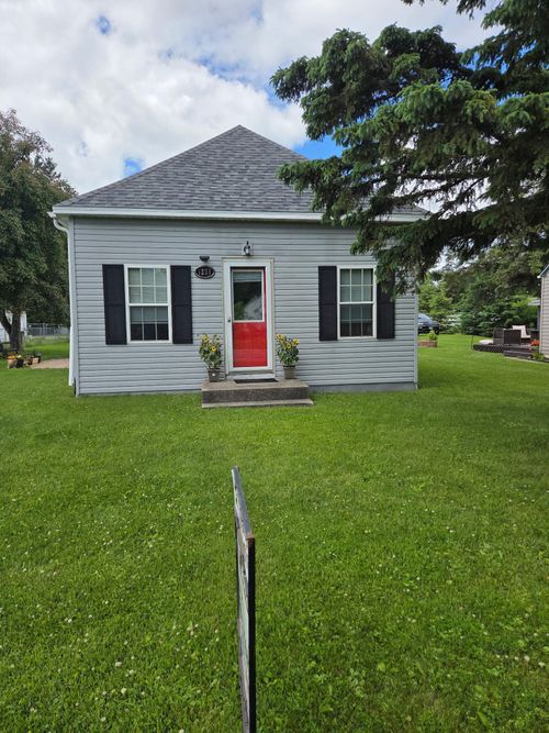 1221 Knight Ave N, Thief River Falls, MN, 56701-1135 | Card Image