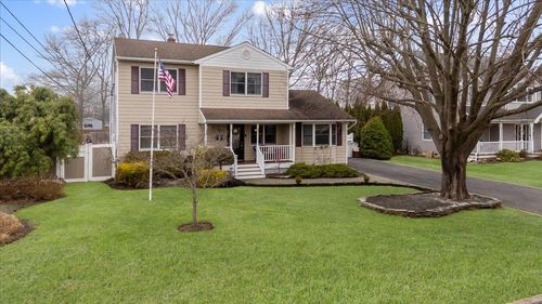 124 Meroke Ln, East Islip, NY, 11730-3313 | Card Image