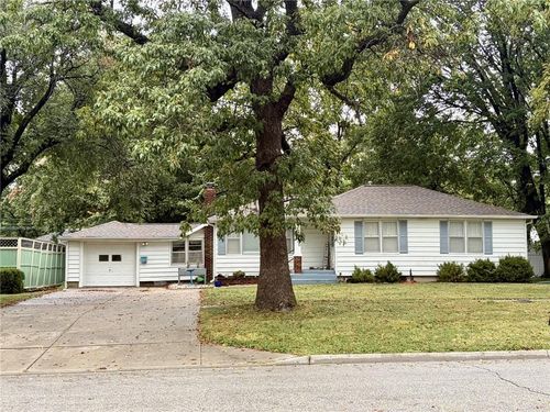 720 Neosho St, Burlington, KS, 66839-1642 | Card Image