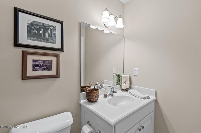 Full bath adjoining Bonus Room | Image 33