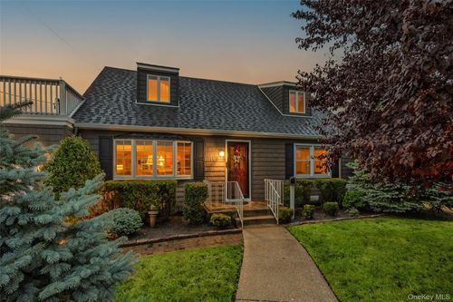 169 Sunset Ave, Island Park, NY, 11558-2233 | Card Image