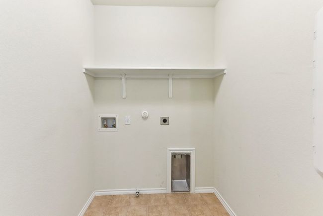 Clothes washing area with hookup for a gas dryer, washer hookup, baseboards, laundry area, and hookup for an electric dryer | Image 24