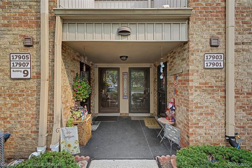 99-17905 University Park Dr, Livonia, MI, 48152-3929 | Card Image