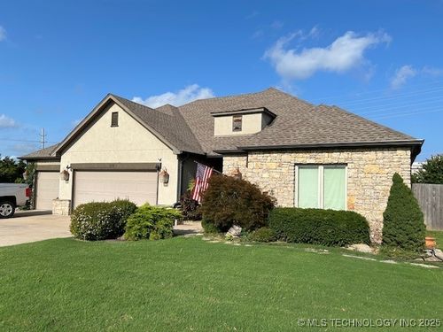 1104 N Circle Drive, Broken Arrow, OK, 74012 | Card Image