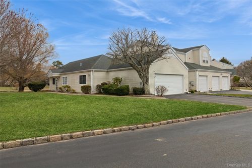 202 Gothic Cir, Manorville, NY, 11949-2622 | Card Image