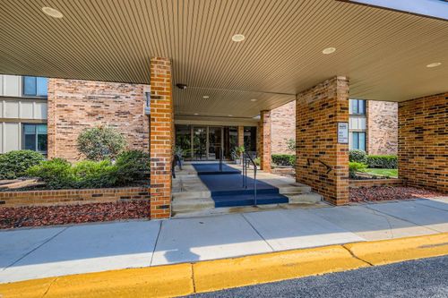 apt-301-101 Lake Hinsdale Dr, Willowbrook, IL, 60527-2233 | Card Image