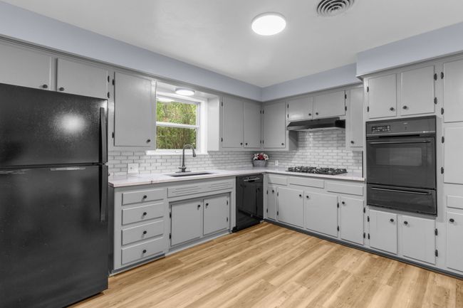 1818 W Belden St, House other with 3 bedrooms, 2 bathrooms and null parking in Sherman TX | Image 4