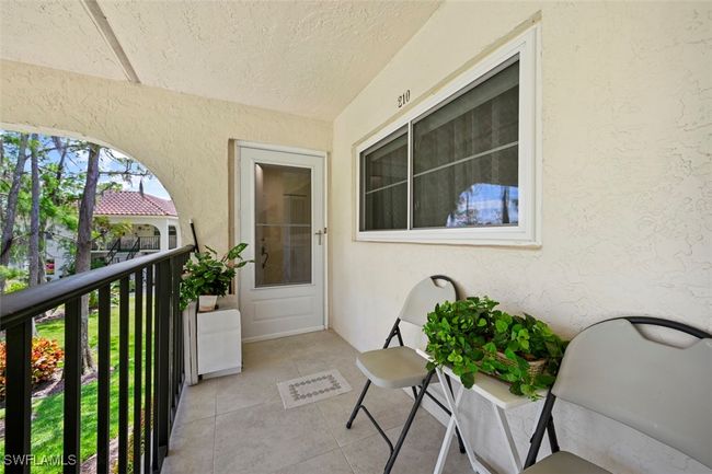 E210 - 1055 Forest Lakes Dr, Condo with 2 bedrooms, 2 bathrooms and null parking in NAPLES FL | Image 23