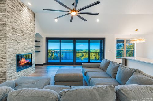 141 Oak Shores Dr, Canyon Lake, TX, 78133-4911 | Card Image