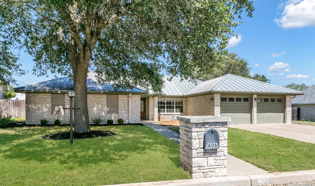 Tanya St, Fredericksburg, TX 78624