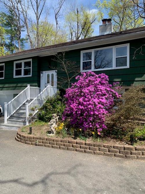 52 Seneca Ln, Pleasantville, NY, 10570-2324 | Card Image