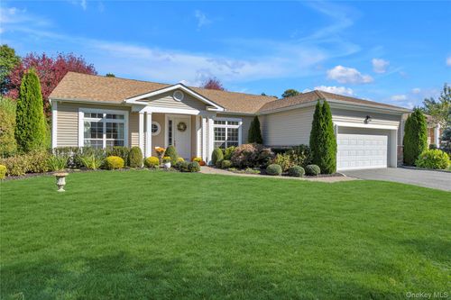 39 Hamlet Woods Dr, Saint James, NY, 11780-3166 | Card Image