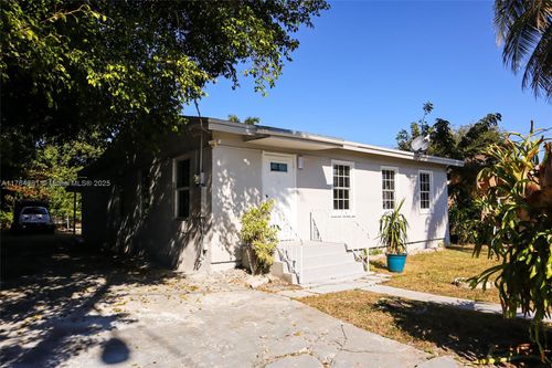 415 Nw 7th St, Homestead, FL, 33030-5702 | Card Image