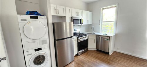 3717 Greenpoint Ave, Long Island City, NY, 11101-1909 | Card Image