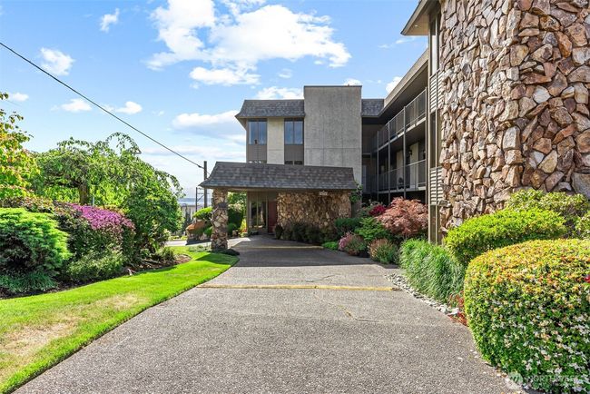 A welcoming pass through drive with covered area for drop offs and pickups. | Image 33