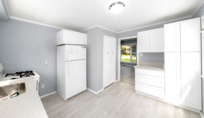 23383 Cayuga Ave, House other with 2 bedrooms, 1 bathrooms and null parking in Hazel Park MI | Image 5