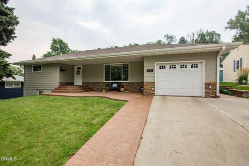 925 Crescent Ln, Bismarck, ND, 58501-2462 | Card Image