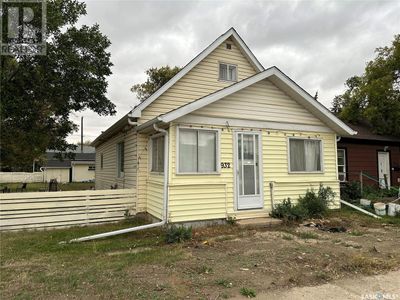 932 9th Ave Sw, House other with 3 bedrooms, 2 bathrooms and null parking in Moose Jaw SK | Image 1