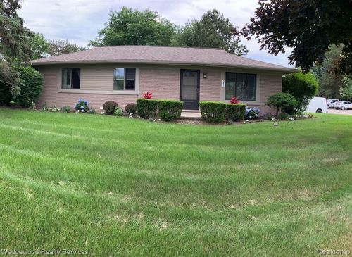 381 W Drahner Road, Oxford Twp, MI, 48371 | Card Image