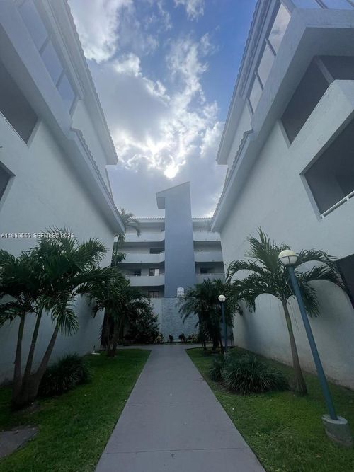 g-418-8215 Sw 152nd Ave, Miami, FL, 33193-4067 | Card Image