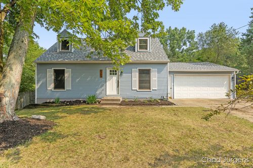 1702 Woodgate Dr Se, Lowell, MI, 49331-9637 | Card Image