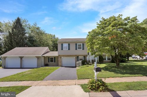 320 N Walnut St, WERNERSVILLE, PA, 19565-1246 | Card Image