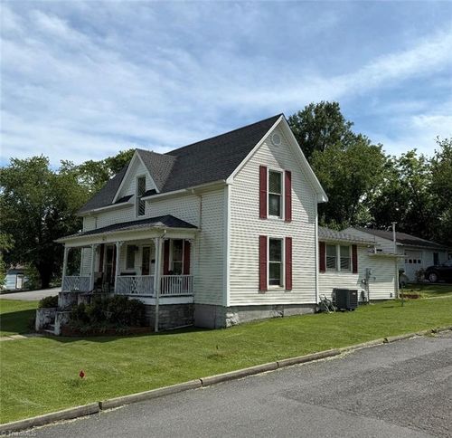 302 Spring St, Mount Airy, NC, 27030-4634 | Card Image