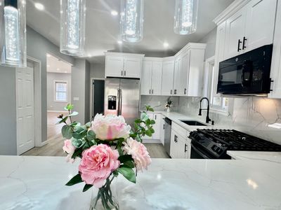 Large, Modern Eat In Kitchen with Breakfast Bar &amp; Quartz Countertop | Image 1