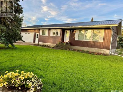 103 1 St, House other with 3 bedrooms, 2 bathrooms and null parking in Limerick SK | Image 2