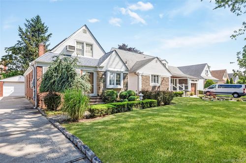 15 Stewart Ave, Hempstead, NY, 11550-2809 | Card Image