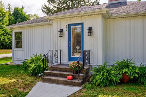 936 Superior St, South Haven, MI, 49090-1811 | Card Image