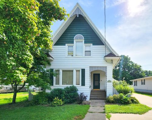 945 N Franklin St, Manchester, IA, 52057-1250 | Card Image