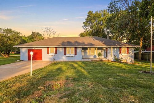 7305 N Harrison St, Gladstone, MO, 64118-2148 | Card Image