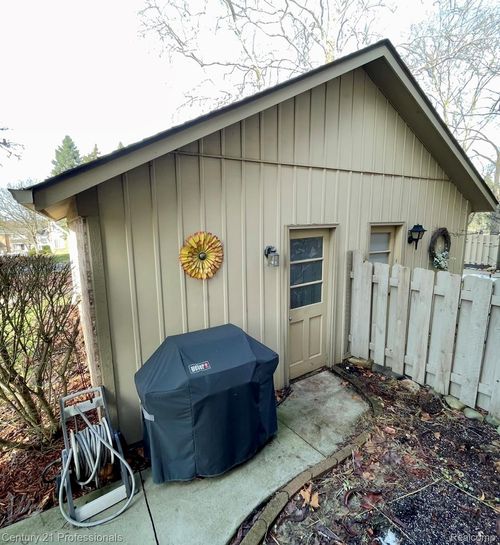 52-955 Sherwood Forest Dr, Rochester Hills, MI, 48307-2964 | Card Image