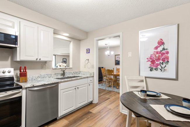Eat-In Kitchen | Image 8