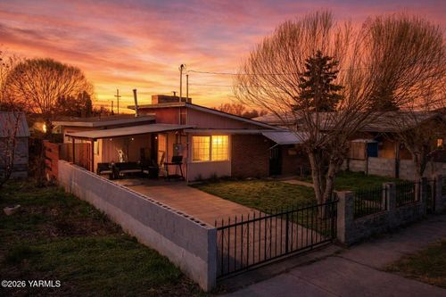 203 N Hawthorne St, Toppenish, WA, 98948-1255 | Card Image