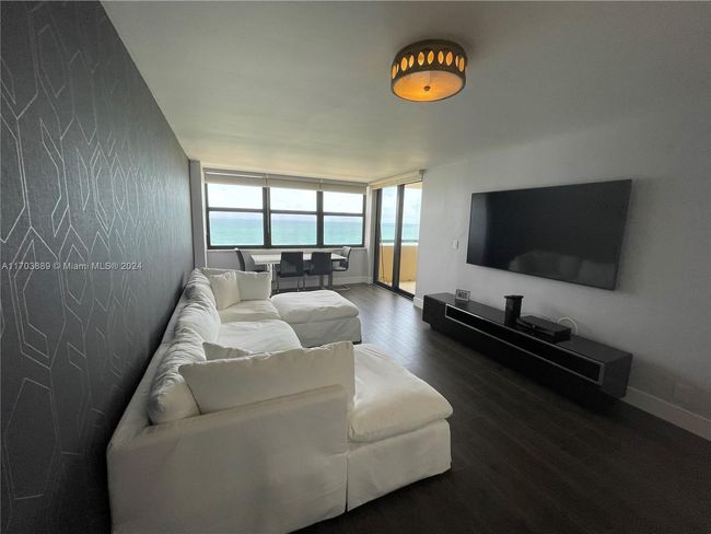 APT-1409 - 2555 Collins Ave, Condo with 2 bedrooms, 2 bathrooms and null parking in Miami Beach FL | Image 11