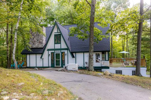 9141 Golf Port Dr, Stanwood, MI, 49346-9779 | Card Image
