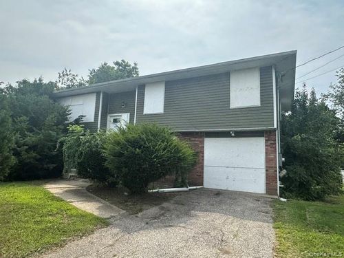 110 Nathalie Ave, Amityville, NY, 11701-1849 | Card Image